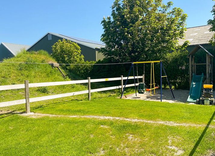Eethoek in Vakantiehuisje in Oostkapelle, Walcheren, met uitzicht op de tuin in Zeeland.