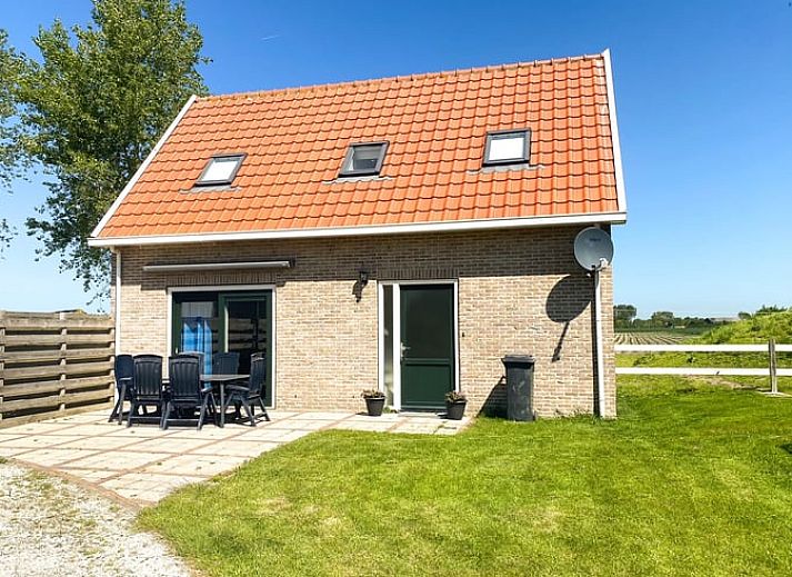 Eethoek in Vakantiehuisje in Oostkapelle, Walcheren, met uitzicht op de tuin in Zeeland.