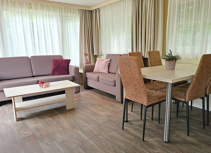 Ferienhaus in Oostkapelle, ein charmantes Ferienhaus in Walcheren, Zeeland mit einer einladenden Veranda im Gruenen.