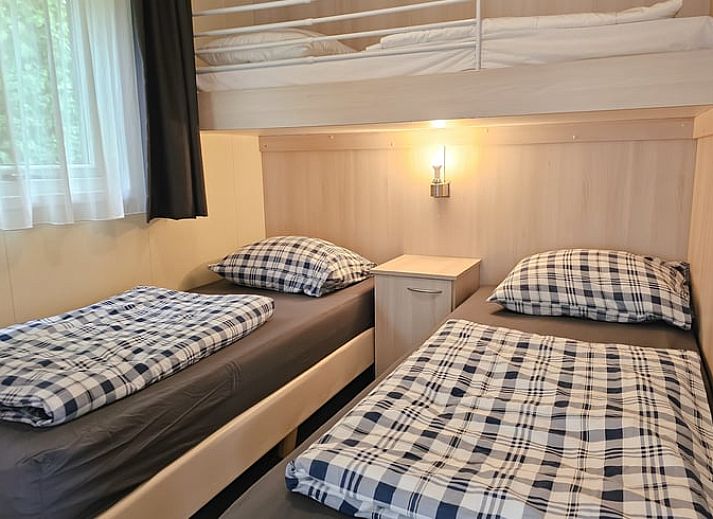 Gemuetliches Wohnzimmer in Cottage in Oostkapelle, Ferienhaus in Walcheren, Zeeland mit bequemen Sofas und viel Tageslicht.