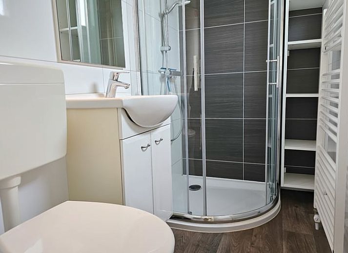 Gemuetliches Wohnzimmer in Cottage in Oostkapelle, Ferienhaus in Walcheren, Zeeland mit bequemen Sofas und viel Tageslicht.