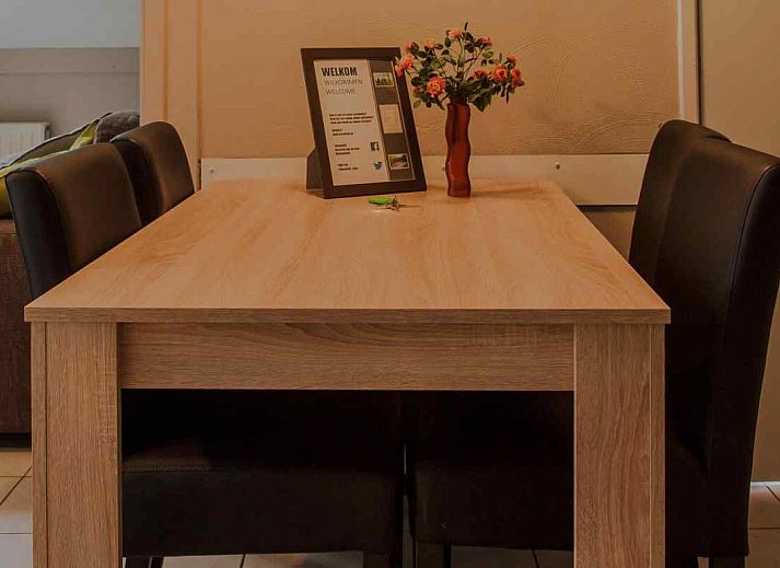 Moderne badkamer in ZE322 vakantiehuis, Oostkapelle, Walcheren, Zeeland met luxe douche.