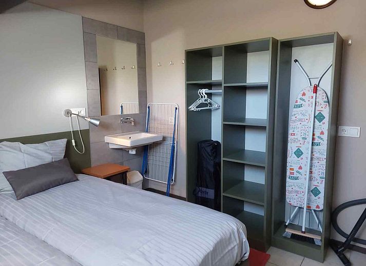 Moderne badkamer in ZE322 vakantiehuis, Oostkapelle, Walcheren, Zeeland met luxe douche.