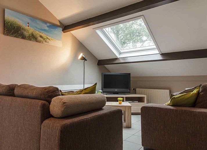 Meeuwen bij zonsondergang aan de kust van Oostkapelle, nabij vakantiehuis ZE322, Walcheren.