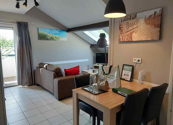 Meeuwen bij zonsondergang aan de kust van Oostkapelle, nabij vakantiehuis ZE322, Walcheren.