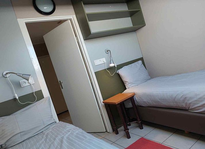 Meeuwen bij zonsondergang aan de kust van Oostkapelle, nabij vakantiehuis ZE322, Walcheren.