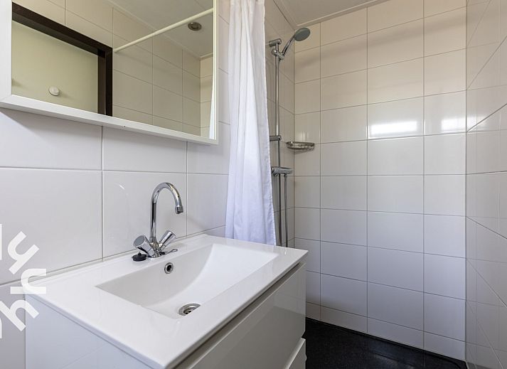 Modern kitchen in vacation home ZE414, Oostkapelle, Walcheren, Zeeland.