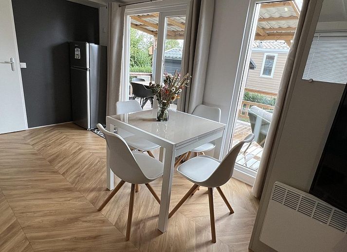 Zonnig terras bij VZ1147 Vakantiechalet in Oostkapelle, Walcheren, Zeeland.