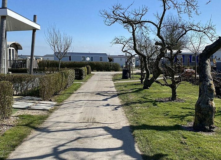 Eethoek op de veranda van VZ1147 Vakantiechalet in Oostkapelle, Walcheren, Zeeland.