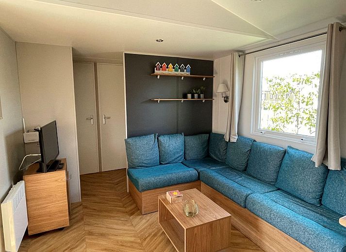 VZ2332 Vakantiechalet in Oostkapelle, Walcheren, Zeeland met zonnige veranda en grasveld.