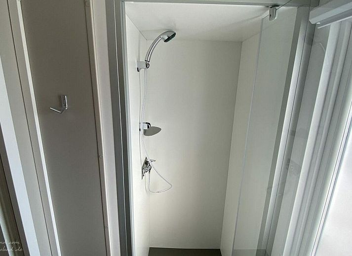 Terras met ligstoelen bij VZ2332 Vakantiechalet in Oostkapelle, Walcheren, Zeeland.