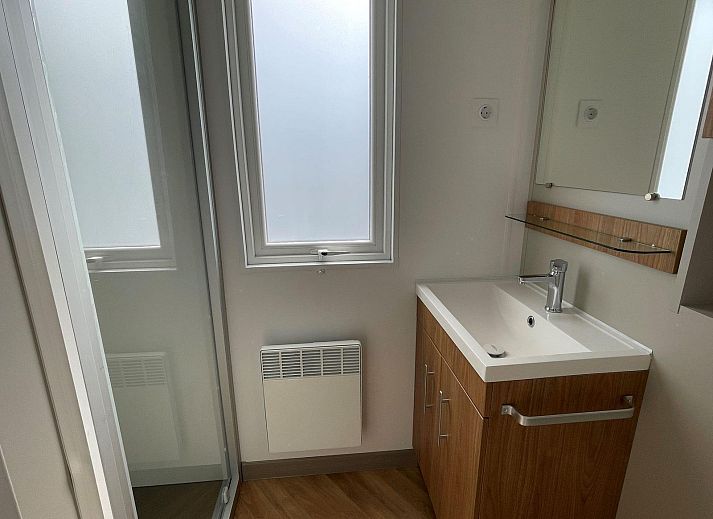 Terras met ligstoelen bij VZ2332 Vakantiechalet in Oostkapelle, Walcheren, Zeeland.