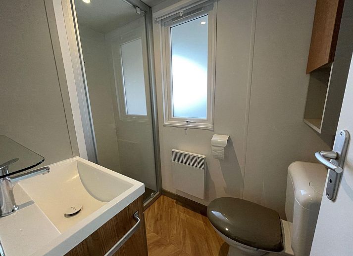 Terras met ligstoelen bij VZ2332 Vakantiechalet in Oostkapelle, Walcheren, Zeeland.