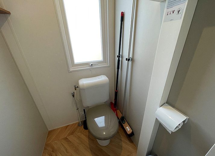 Terras met ligstoelen bij VZ2332 Vakantiechalet in Oostkapelle, Walcheren, Zeeland.