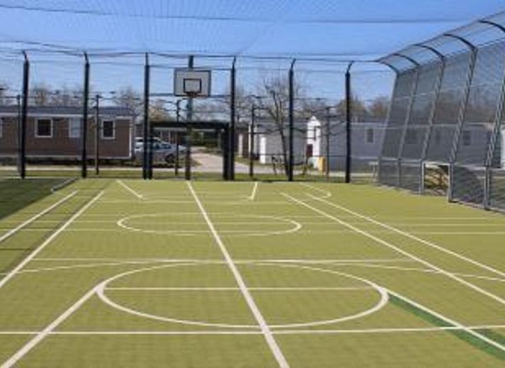 Overdekte loungehoek bij VZ2332 Vakantiechalet in Oostkapelle, Walcheren, Zeeland.