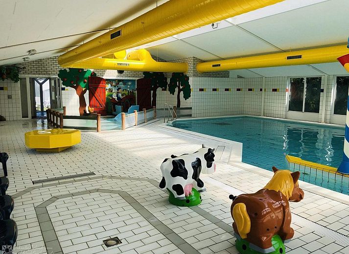 Overdekte loungehoek bij VZ2332 Vakantiechalet in Oostkapelle, Walcheren, Zeeland.