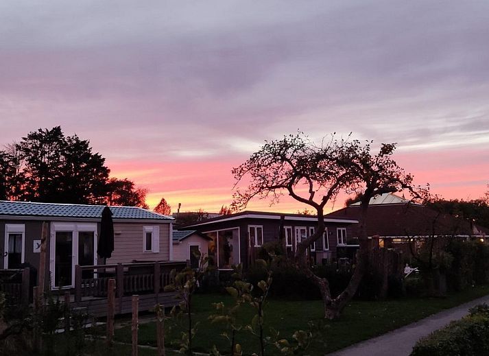 Gemuetliches Wohnzimmer von VZ848 Chalet Oostkapelle mit Blick auf Walcheren, Zeeland.