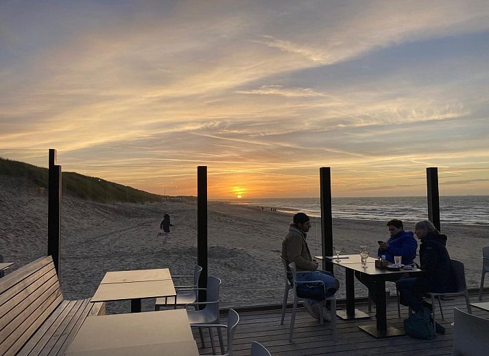 Gemuetliches Wohnzimmer von VZ848 Chalet Oostkapelle mit Blick auf Walcheren, Zeeland.