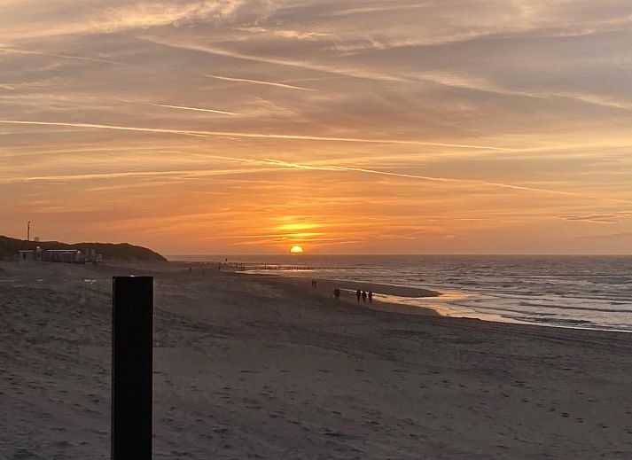 Gemuetliches Wohnzimmer von VZ848 Chalet Oostkapelle mit Blick auf Walcheren, Zeeland.