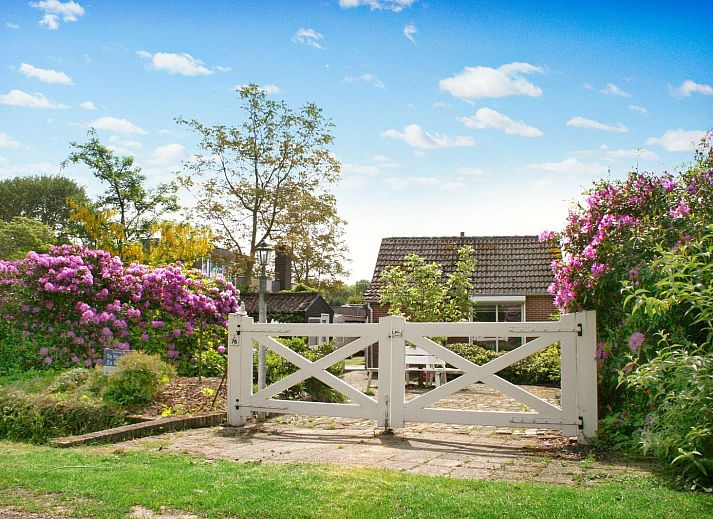 VZ1091 Vakantiehuis in Oostkapelle, lichte woonkamer met uitzicht op de tuin in Walcheren, Zeeland.