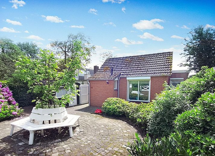 VZ1091 Vakantiehuis in Oostkapelle, lichte woonkamer met uitzicht op de tuin in Walcheren, Zeeland.