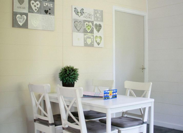 VZ1091 Vakantiehuis in Oostkapelle, comfortabele zithoek met veel licht in Walcheren, Zeeland.