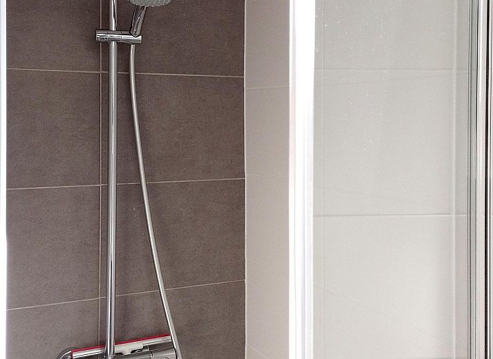 VZ1091 Vakantiehuis in Oostkapelle, moderne eetruimte met veel lichtinval in Walcheren, Zeeland.