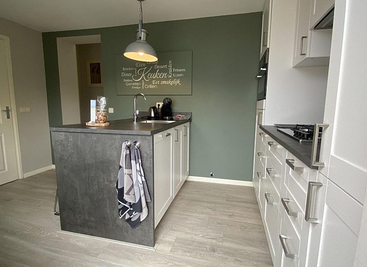 Gemuetlicher Sitzbereich auf der Terrasse des Ferienhauses VZ831 Oostkapelle in Zeeland.