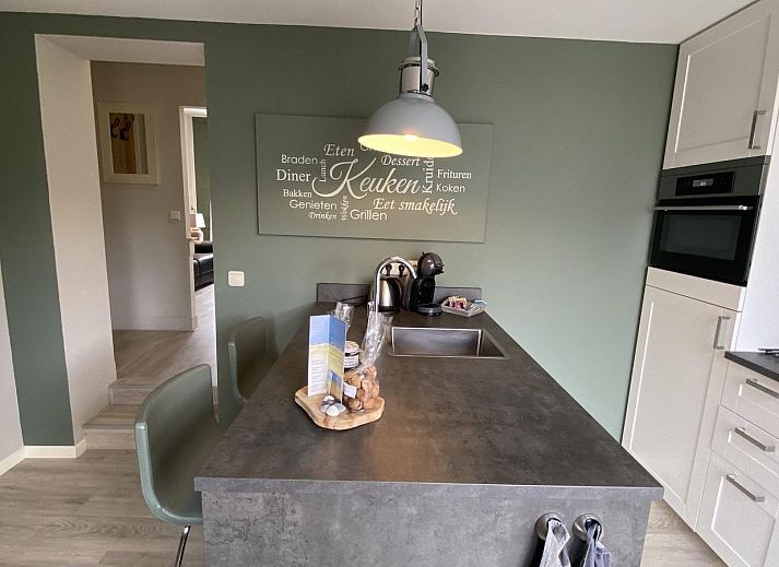 Gemuetlicher Sitzbereich auf der Terrasse des Ferienhauses VZ831 Oostkapelle in Zeeland.