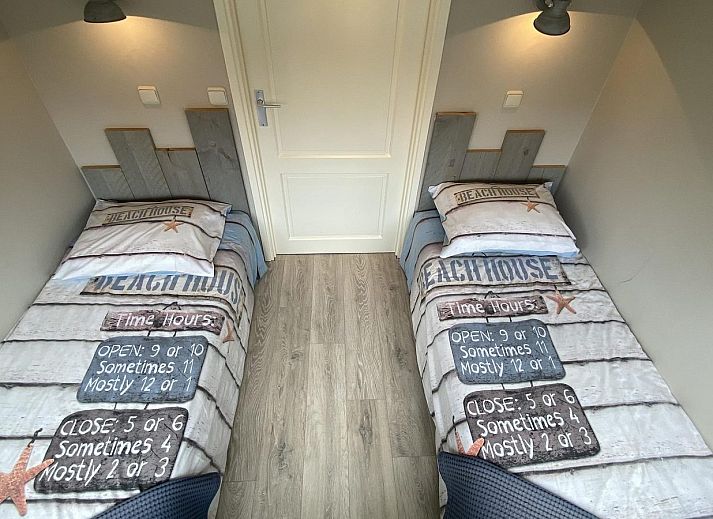 Helles Wohnzimmer in VZ831 Ferienhaus Oostkapelle, Walcheren, mit gemuetlicher Sitzecke.