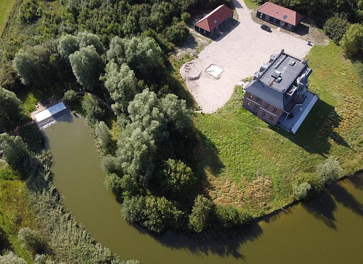 Luftaufnahme der Wohnung VZ2351 in Oostkapelle, Walcheren, Zeeland, umgeben von Gruen und Wasser fuer ein ruhiges Urlaubserlebnis.