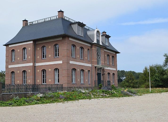Luftaufnahme der Wohnung VZ2351 in Oostkapelle, Walcheren, Zeeland, umgeben von Gruen und Wasser fuer ein ruhiges Urlaubserlebnis.