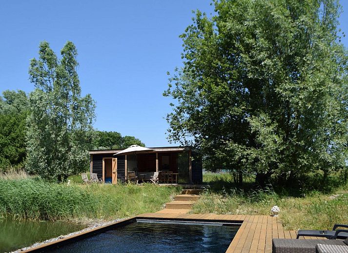 Luftaufnahme der Wohnung VZ2351 in Oostkapelle, Walcheren, Zeeland, umgeben von Gruen und Wasser fuer ein ruhiges Urlaubserlebnis.