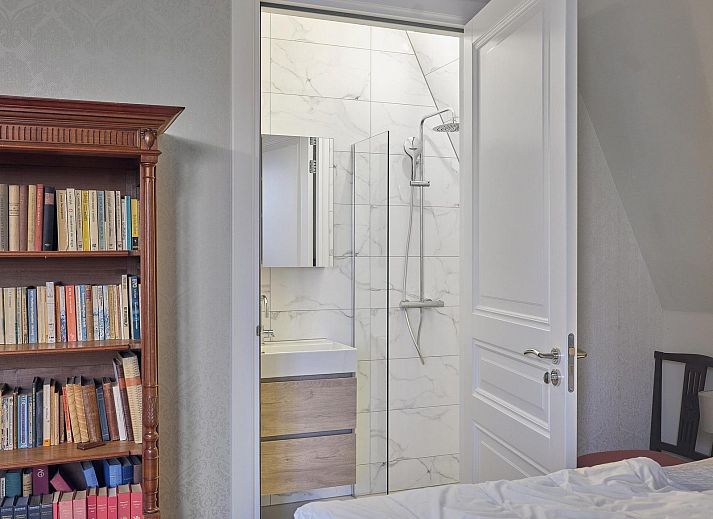 Geniessen Sie die Ruhe im Appartement VZ2351 in Oostkapelle, Zeeland, mit einer schoenen Terrasse und Blick auf die natuerliche Umgebung.