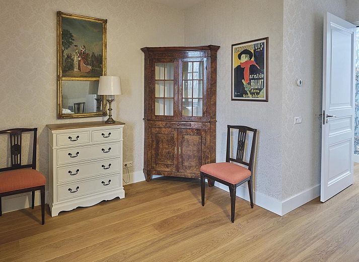 Gemuetliches Wohnzimmer in VZ2351 Wohnung im zweiten Stock in Oostkapelle, Walcheren, mit bequemer Sitzecke und gemuetlichem Kamin.