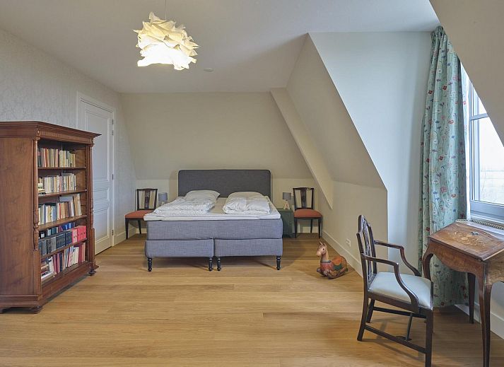 Gemuetliches Wohnzimmer in VZ2351 Wohnung im zweiten Stock in Oostkapelle, Walcheren, mit bequemer Sitzecke und gemuetlichem Kamin.