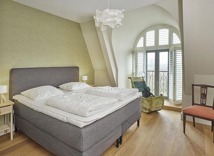 Gemuetliches Wohnzimmer in der Ferienwohnung VZ2351 in Oostkapelle, Walcheren, Zeeland, mit komfortabler Sitzecke und stilvoller Einrichtung.