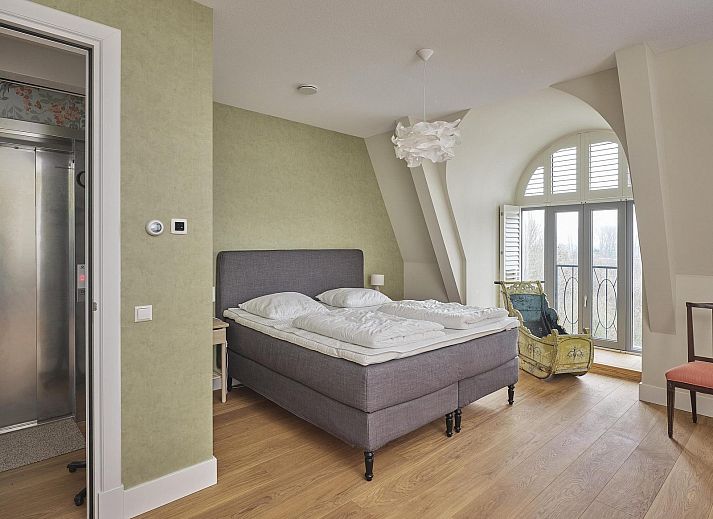 Gemuetliches Wohnzimmer in der Ferienwohnung VZ2351 in Oostkapelle, Walcheren, Zeeland, mit komfortabler Sitzecke und stilvoller Einrichtung.