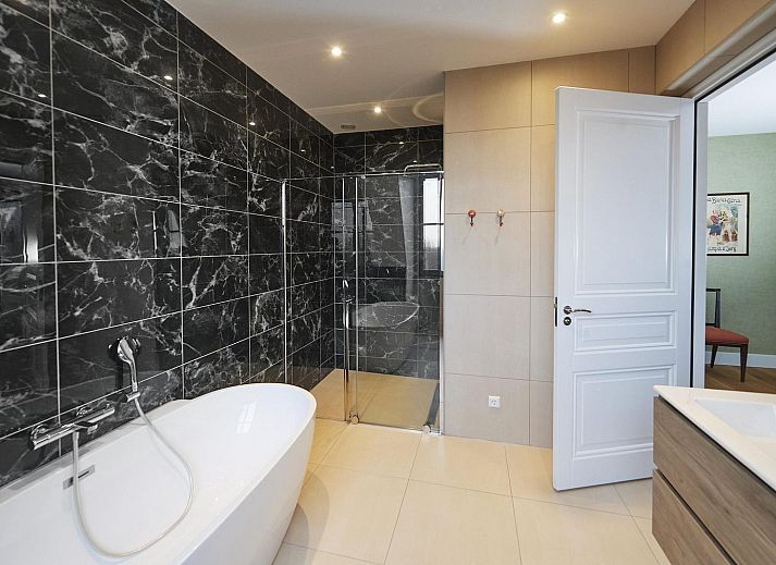 Gemuetliches Wohnzimmer in der Ferienwohnung VZ2351 in Oostkapelle, Walcheren, Zeeland, mit komfortabler Sitzecke und stilvoller Einrichtung.