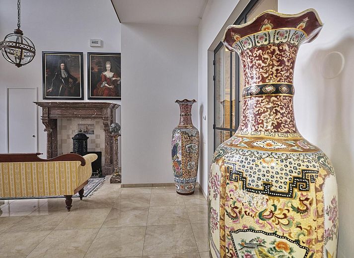 Gemuetliches Wohnzimmer im Appartement VZ2351, Oostkapelle, Zeeland mit grossem Esstisch und schoener Einrichtung im zweiten Stock.