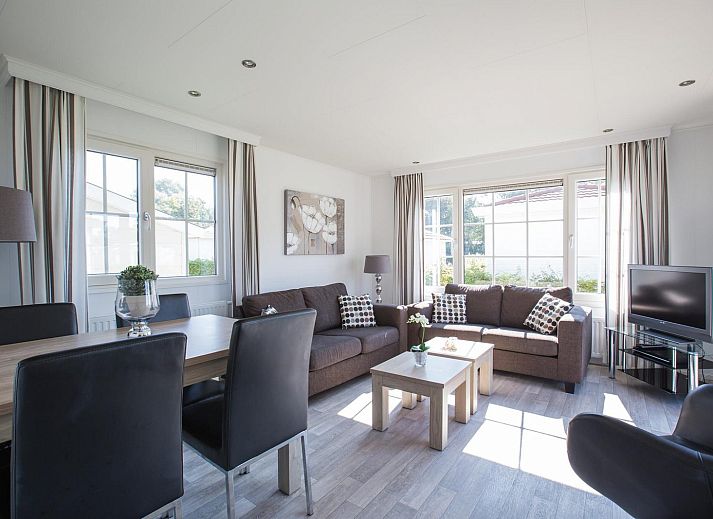 Gemuetliches Wohnzimmer in VZ983 Ferienhaus Oostkapelle, Walcheren, mit bequemen Sofas.