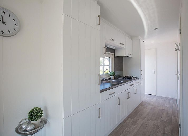 Gemuetliches Wohnzimmer in VZ983 Ferienhaus Oostkapelle, Walcheren, mit bequemen Sofas.