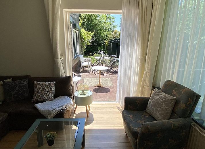 Zonnig terras bij VZ1007 Vakantiebungalow in Oostkapelle, Walcheren, Zeeland.