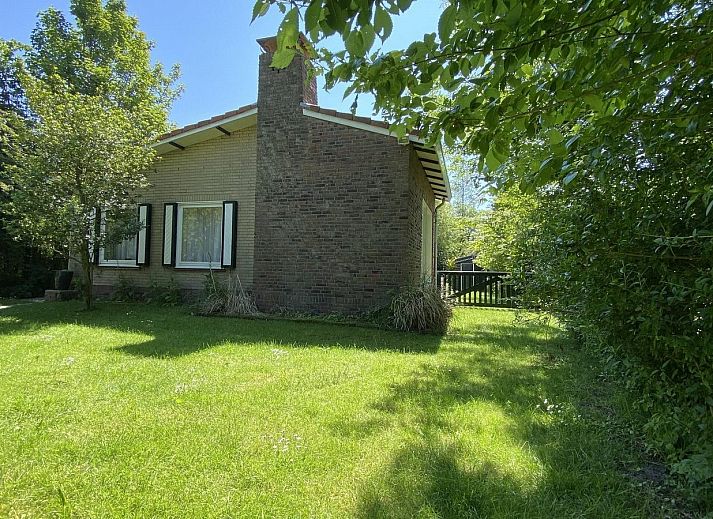 Schaduwrijke tuin van VZ1007 Vakantiebungalow in Oostkapelle, Walcheren, Zeeland.