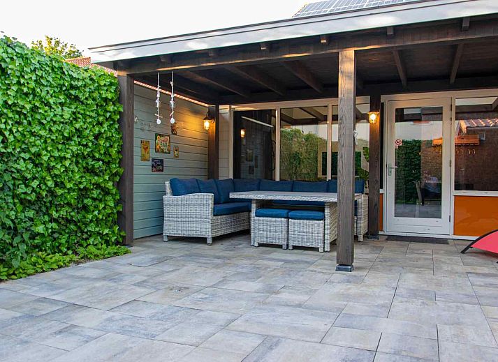 Veranda des Ferienhauses ZE1402 in Oostkapelle, Walcheren, Zeeland mit bequemen Sitzgelegenheiten.