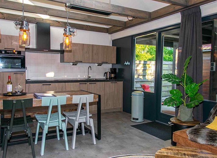 Veranda des Ferienhauses ZE1402 in Oostkapelle, Walcheren, Zeeland mit bequemen Sitzgelegenheiten.