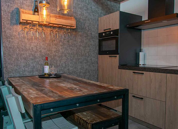 Veranda des Ferienhauses ZE1402 in Oostkapelle, Walcheren, Zeeland mit bequemen Sitzgelegenheiten.