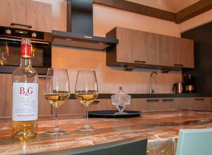 Veranda des Ferienhauses ZE1402 in Oostkapelle, Walcheren, Zeeland mit bequemen Sitzgelegenheiten.