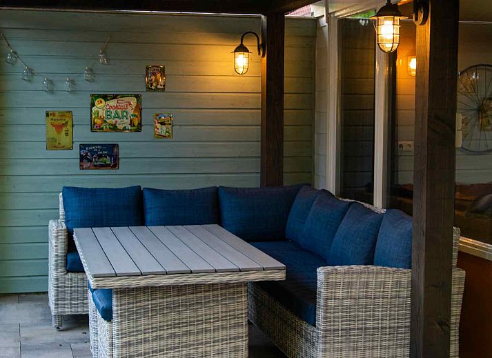 Gemuetliche Sitzecke auf der Terrasse des Ferienhauses ZE1402 in Oostkapelle, Walcheren, Zeeland.