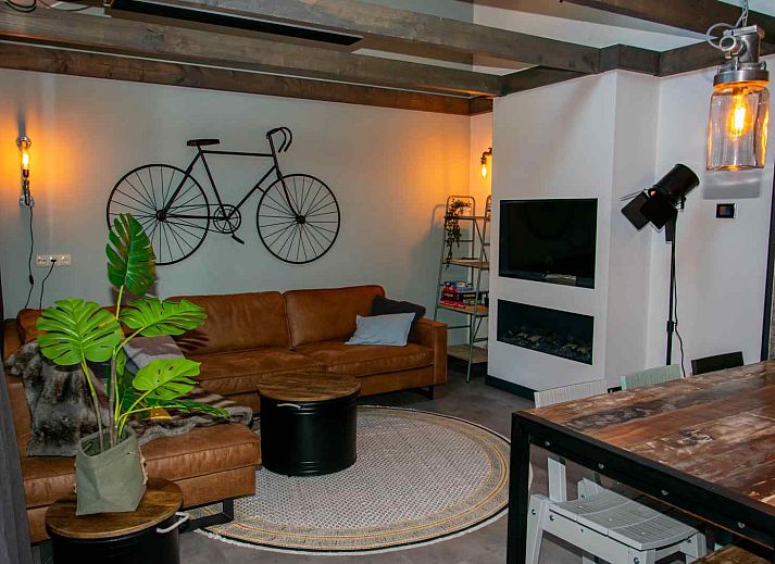 Gemuetliches, modern eingerichtetes Wohnzimmer im Ferienhaus ZE1402 in Oostkapelle, Walcheren, Zeeland.